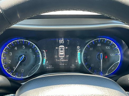 Used 2023 Chrysler Pacifica Touring-L FWD image 10