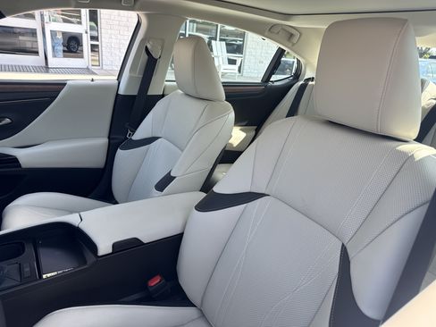 Used 2025 Lexus ES 350 Ultra Luxury FWD image 11