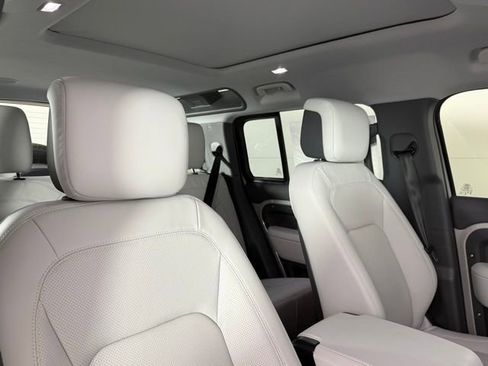 New 2026 Land Rover Defender 110 X-Dynamic SE AWD/4WD image 32