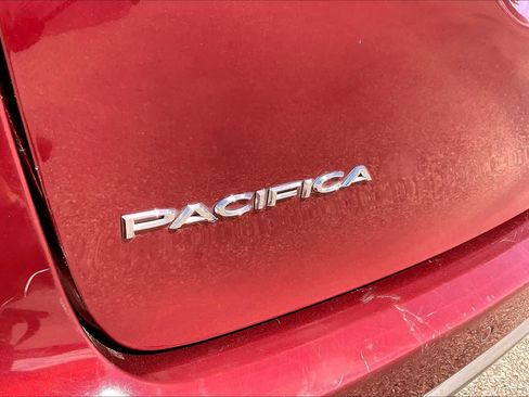 Used 2018 Chrysler Pacifica Touring-L FWD image 29