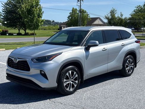 Used 2022 Toyota Highlander XLE AWD/4WD image 4
