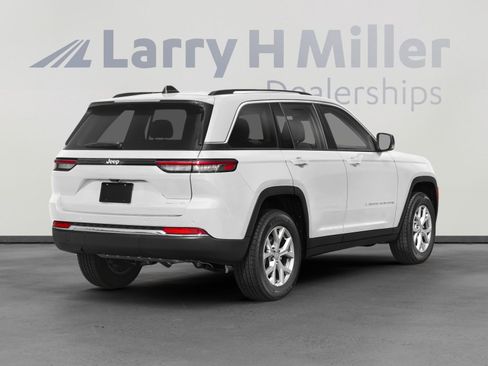 Used 2024 Jeep Grand Cherokee Laredo X AWD/4WD image 2