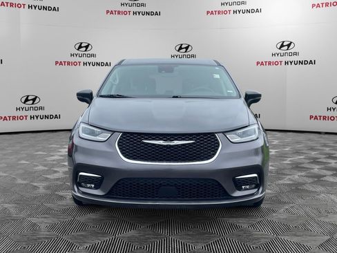 Used 2023 Chrysler Pacifica Touring-L image 2