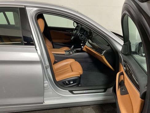 Used 2019 BMW 530e xDrive w/ Convenience Package AWD/4WD image 38