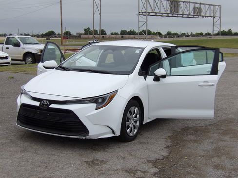 Used 2025 Toyota Corolla LE FWD image 24
