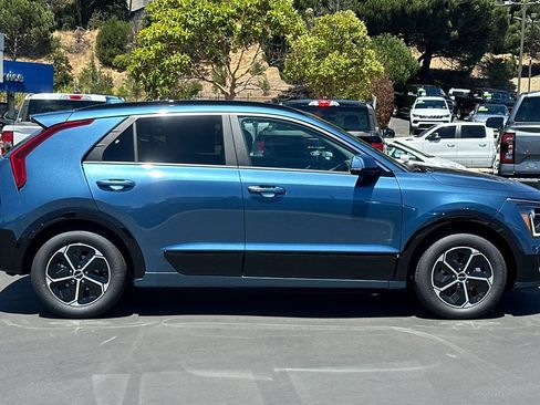 New 2026 Kia Niro FWD image 3