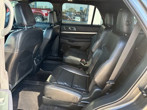 Used 2018 Ford Explorer XLT w/ Equipment Group 202A AWD/4WD image 11