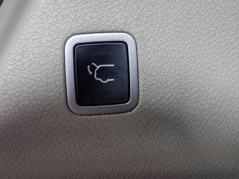 Used 2018 Chrysler Pacifica Touring-L image 42