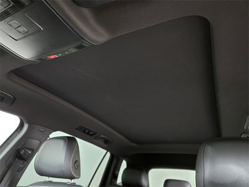 Used 2023 Volkswagen Tiguan SE R-Line image 14