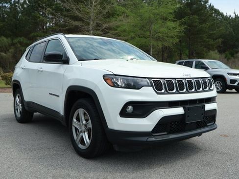 Used 2024 Jeep Compass Latitude image 3