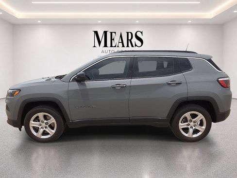 Used 2024 Jeep Compass Latitude w/ Sun and Sound Group AWD/4WD image 2