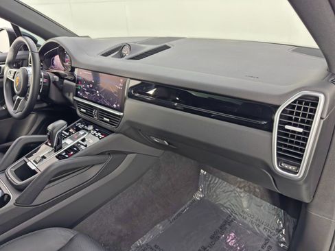 Used 2023 Porsche Cayenne Coupe image 15