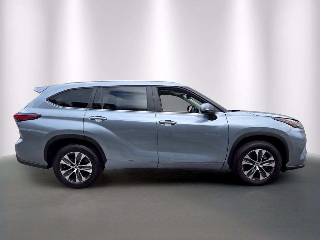 Used 2023 Toyota Highlander XLE FWD image 2