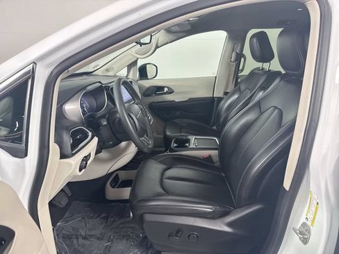Used 2023 Chrysler Pacifica Touring-L FWD image 4