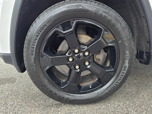 Used 2018 Jeep Grand Cherokee Laredo AWD/4WD image 27