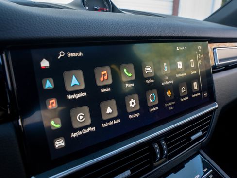 Certified 2023 Porsche Cayenne Platinum Edition image 23