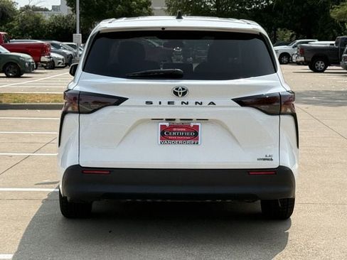 Used 2023 Toyota Sienna LE FWD image 5