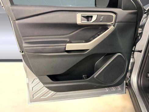 Used 2024 Ford Explorer XLT RWD image 13