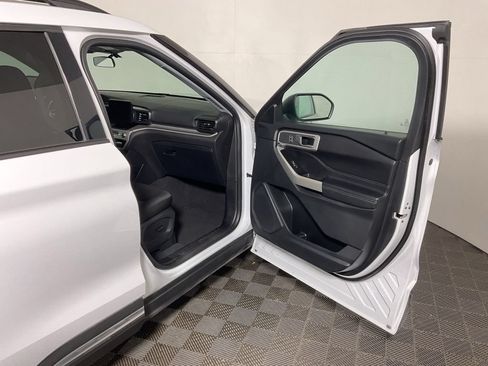 Used 2022 Ford Explorer XLT AWD/4WD image 35
