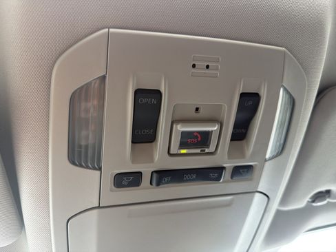 Used 2022 Toyota Highlander XLE FWD image 27