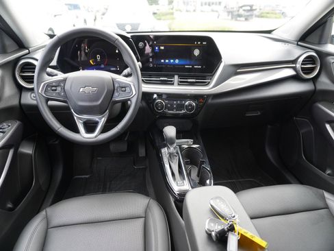 Used 2025 Chevrolet Trax ACTIV w/ Driver Confidence Package FWD image 2