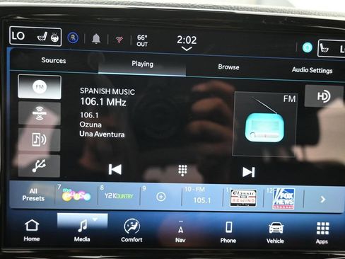 Used 2024 Chrysler Pacifica Limited FWD image 15