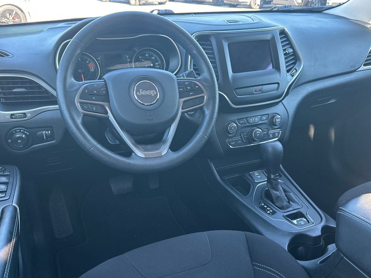 Used 2019 Jeep Cherokee Latitude w/ Popular Appearance Group FWD image 22
