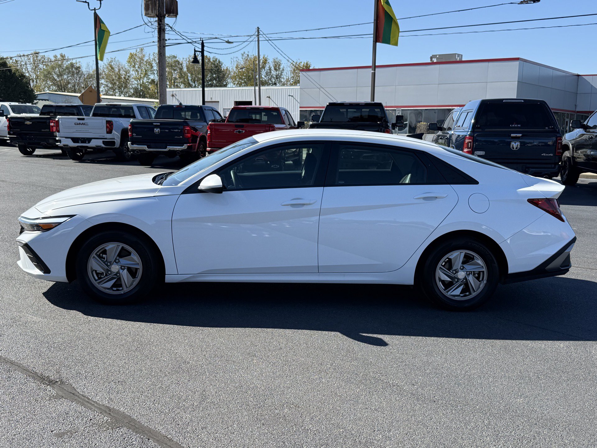 Used 2025 Hyundai Elantra SE FWD image 5