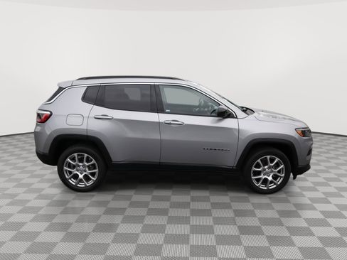 Used 2022 Jeep Compass Latitude AWD/4WD image 4