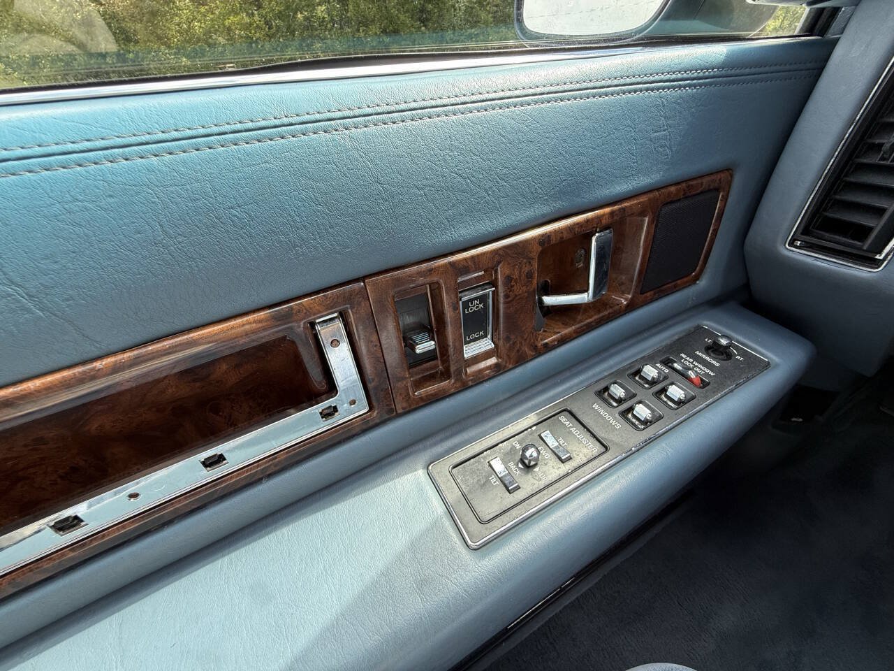 Used 1994 Cadillac Fleetwood Brougham RWD image 24