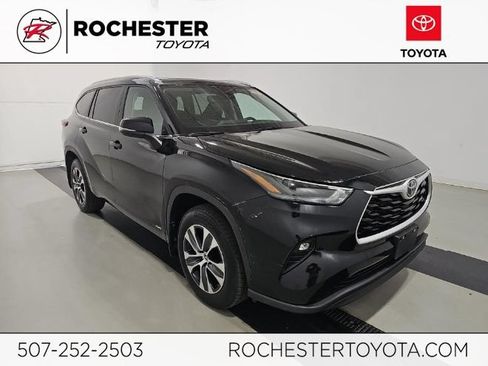Used 2025 Toyota Highlander XLE AWD/4WD image 1