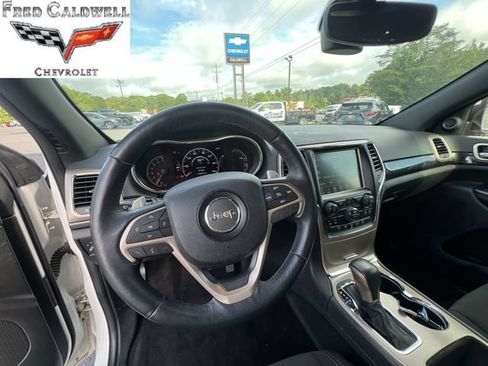 Used 2017 Jeep Grand Cherokee Laredo AWD/4WD image 16