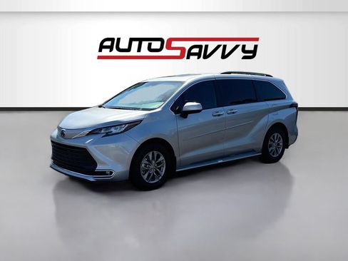 Used 2025 Toyota Sienna XLE w/ XLE Plus Package FWD image 3