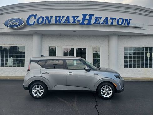 Used 2025 Kia Soul LX FWD image 1