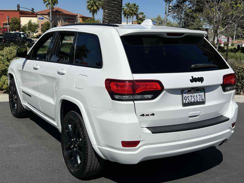 Used 2021 Jeep Grand Cherokee Laredo X image 2