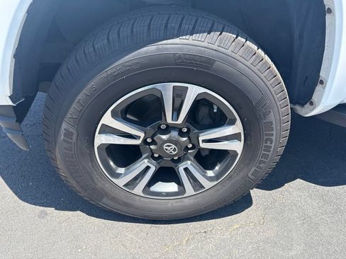 Used 2017 Toyota Tacoma 2WD Double Cab image 12
