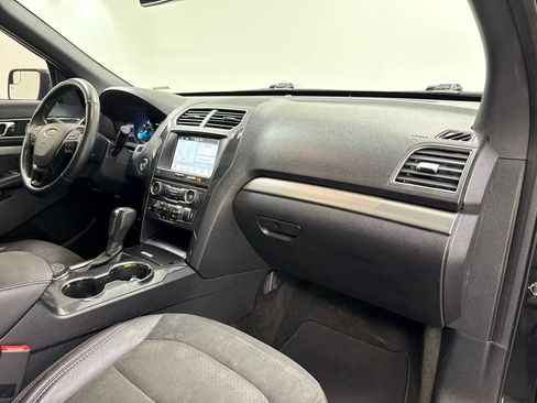 Used 2018 Ford Explorer XLT w/ Equipment Group 202A AWD/4WD image 32