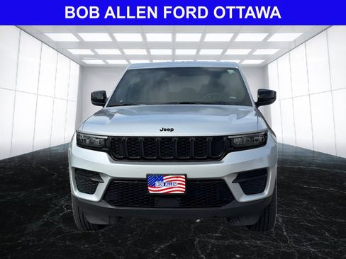 Used 2025 Jeep Grand Cherokee Altitude AWD/4WD image 8