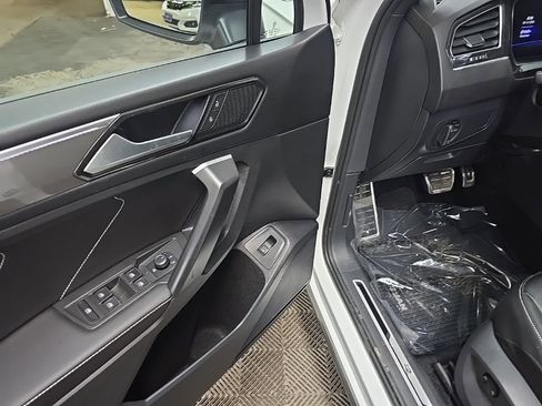 Used 2024 Volkswagen Tiguan SE R-Line image 28