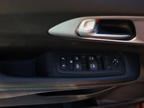 Used 2019 Chrysler Pacifica Touring-L w/ Advanced Safetytec Group FWD image 11