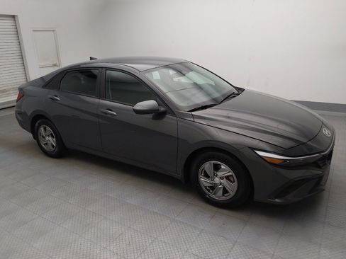 Used 2024 Hyundai Elantra SE FWD image 11