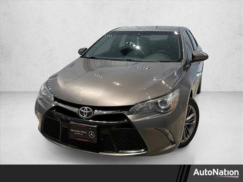 Used 2017 Toyota Camry SE image 1
