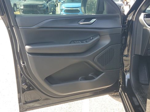 New 2025 Jeep Grand Cherokee Laredo image 9