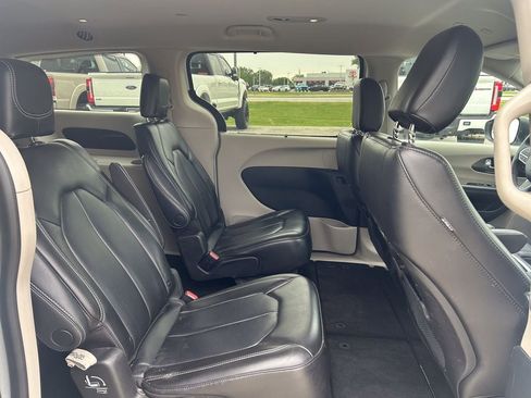Used 2023 Chrysler Pacifica Touring-L FWD image 20