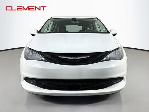 Used 2022 Chrysler Voyager LX FWD image 3