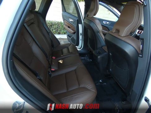 Used 2022 Volvo XC60 B5 Momentum AWD/4WD image 38