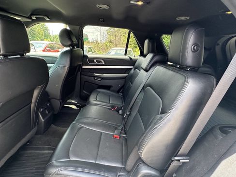 Used 2017 Ford Explorer XLT w/ Equipment Group 202A AWD/4WD image 11