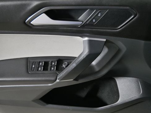 Used 2018 Volkswagen Tiguan SE image 19