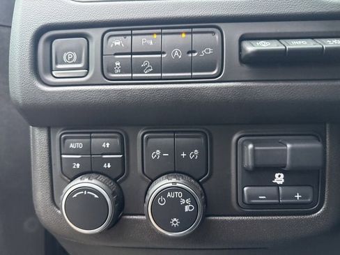 Used 2021 Chevrolet Suburban Premier w/ Premium Package image 22