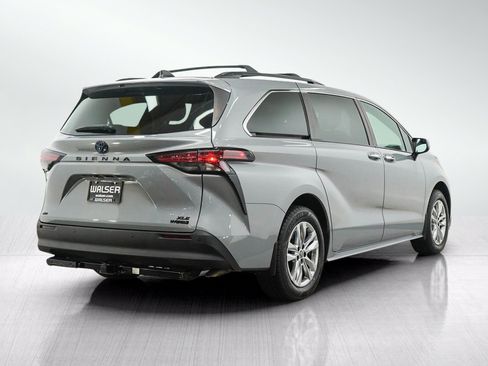 Used 2022 Toyota Sienna XLE Woodland Edition AWD/4WD image 5